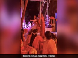 Kangana Ranaut ने भाई की शादी में बहन रंगोली के साथ यूं झूम कर किया डांस, खूब Viral हो रहा है Video Kangana Ranaut ने भाई की शादी में बहन रंगोली के साथ यूं झूम कर किया डांस, खूब Viral हो रहा है Video