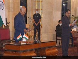 देश के नए मुख्य सूचना आयुक्त बने यशवर्धन कुमार सिन्हा, राष्ट्रपति रामनाथ कोविंद ने दिलाई शपथ देश के नए मुख्य सूचना आयुक्त बने यशवर्धन कुमार सिन्हा, राष्ट्रपति रामनाथ कोविंद ने दिलाई शपथ