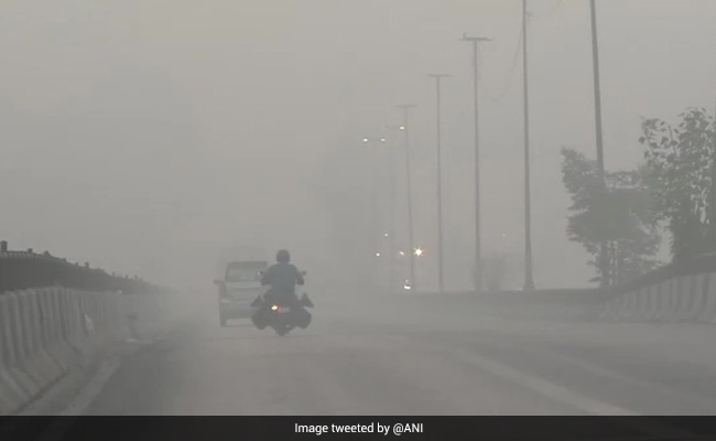 दिल्ली और आसपास के इलाकों की वायु गुणवत्ता 'आपातकालीन' स्थिति के करीब