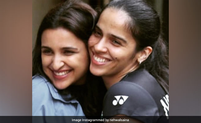 बायोपिक में एक्ट्रेस परिणीति के लुक को देखकर हैरत में हैं साइना नेहवाल, तस्वीर शेयर कर बोलीं- 'My lookalike..'देखें