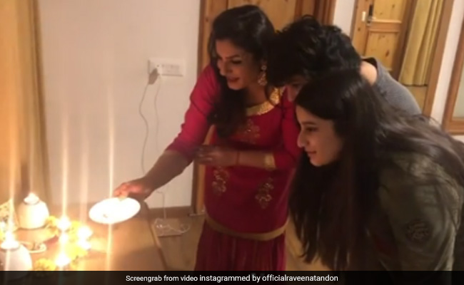 रवीना टंडन से मिलने मनाली पहुंचे दोनों बच्चे, फैमिली संग यूं की ऑलनाइन दिवाली आरती- देखें Video