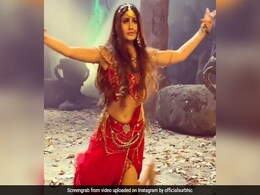 Surbhi Chandna ने रेड आउटफिट में किया मुश्किल डांस, Video पोस्ट कर बोलीं- यह नागिन रुकेगी नहीं... Surbhi Chandna ने रेड आउटफिट में किया मुश्किल डांस, Video पोस्ट कर बोलीं- यह नागिन रुकेगी नहीं...