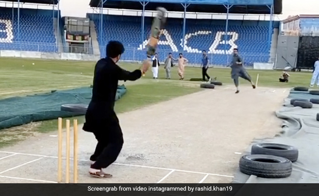 राशिद खान ने चप्पल पहनकर मारा MS Dhoni स्टाइल में छक्का, बार-बार देखा जा रहा है Video