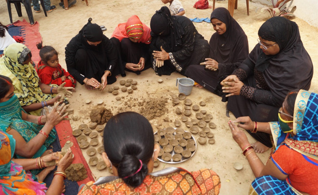 मिसाल भाईचारे की : पीएम मोदी के संसदीय क्षेत्र में मुस्लिम महिलाएं बना रहीं राम नाम के दीप