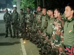 एयरपोर्ट के पास सेना की वर्दी में 11 लोग नहीं दिखा पाए ID कार्ड, संदिग्ध हालत में पुलिस ने धर दबोचा एयरपोर्ट के पास सेना की वर्दी में 11 लोग नहीं दिखा पाए ID कार्ड, संदिग्ध हालत में पुलिस ने धर दबोचा