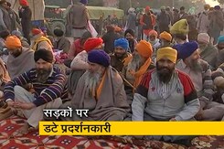 किसान आंदोलन: दिल्ली हरियाणा सिंघु बॉर्डर पर जुटे हैं प्रदर्शनकारी किसान आंदोलन: दिल्ली हरियाणा सिंघु बॉर्डर पर जुटे हैं प्रदर्शनकारी
