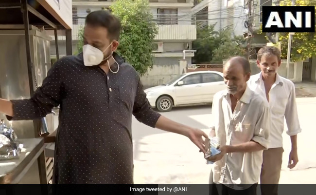 पत्नी और बेटी की याद में बनाई है संस्था, हजारों गरीबों को खाना खिला रहा है तेलंगाना का यह शख्स