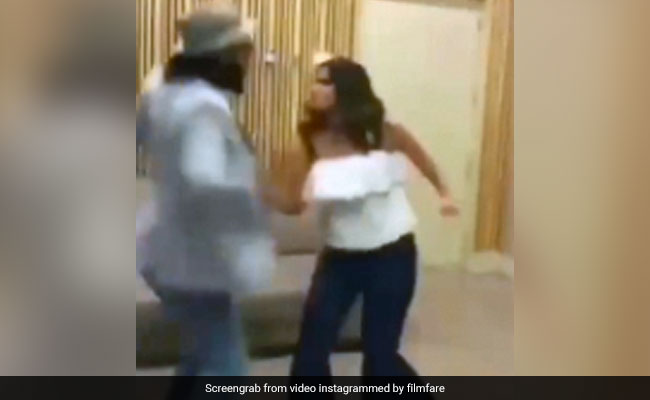 रणवीर सिंह और इलियाना डीक्रूज ने 'बॉयफ्रेंड बना ले' सॉन्ग पर यूं किया डांस, वायरल हुआ Video