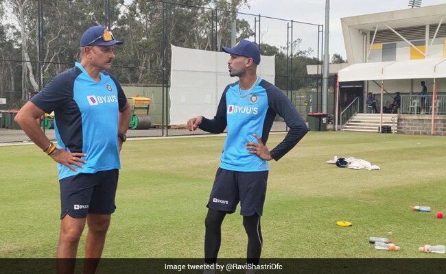 AUS vs IND: रवि शास्त्री ने पेट अंदर करके खिंचवाई फोटो, लोगों ने फिर किया ट्रोेल