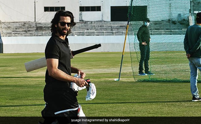 Shahid Kapoor Jersey Look: क्रिकेट प्रेक्टिस करते दिखें शाहिद कपूर, हाथ में बैट, लंबे बाल- काला चश्मा...