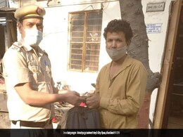 ऑटो ड्राइवर ने पेश की ईमानदारी की मिसाल, नोटों से भरा बैग वापस लौटाया ऑटो ड्राइवर ने पेश की ईमानदारी की मिसाल, नोटों से भरा बैग वापस लौटाया