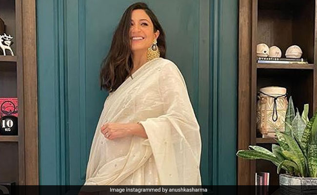 अनुष्का शर्मा ने ऑफ व्हाइट ड्रेस में फ्लॉन्ट किया बेबी बंप, कहा- दिवाली घर बैठो और खाओ