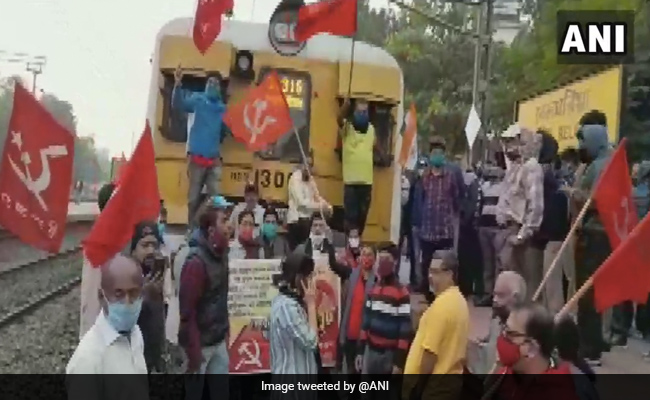 देश के 10 बड़े श्रमिक संगठनों की देशव्यापी हड़ताल आज, केरल-बंगाल में ट्रेन-बस सेवा बाधित