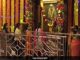 शिरडी साईं बाबा मंदिर में हर दिन 10,000 और श्रद्धालुओं को दर्शन करने की मंजूरी शिरडी साईं बाबा मंदिर में हर दिन 10,000 और श्रद्धालुओं को दर्शन करने की मंजूरी