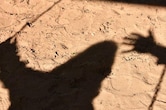 हैवान पिता: नाबालिग बेटी से की छेड़छाड़, विरोध करने पर कुल्हाड़ी से किया हमला, मां भी घायल