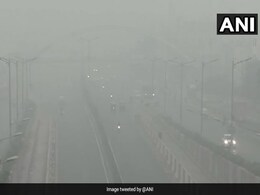 दिल्ली में प्रदूषण 'खतरनाक' स्तर पर, कई जगहों पर PM 2.5 का लेवल 500 के करीब पहुंचा, पूरे शहर पर चढ़ी धुंध की चादर दिल्ली में प्रदूषण 'खतरनाक' स्तर पर, कई जगहों पर PM 2.5 का लेवल 500 के करीब पहुंचा, पूरे शहर पर चढ़ी धुंध की चादर