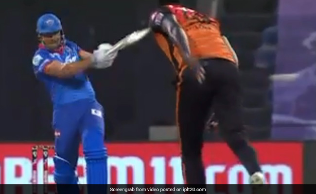 मार्कस स्टोइनिस की ताबड़तोड़ बल्लेबाजी, जेसन होल्डर के ओवर में ऐसे लगाए 4 चौके और 1 छक्का..देखें Video