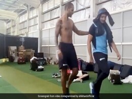 पृथ्वी शॉ बने लड़की, तो शिखर धवन ने उतारी अपनी टी-शर्ट, बांहों पर भरकर ऐसे किया डांस - देखें Video पृथ्वी शॉ बने लड़की, तो शिखर धवन ने उतारी अपनी टी-शर्ट, बांहों पर भरकर ऐसे किया डांस - देखें Video