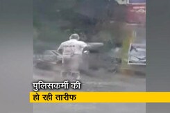 चार घंटे तक भारी बारिश में खड़े रहकर ड्यूटी करता रहा ट्रैफिक पुलिसकर्मी चार घंटे तक भारी बारिश में खड़े रहकर ड्यूटी करता रहा ट्रैफिक पुलिसकर्मी