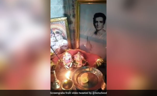 सोनू सूद की फोटो रखकर फैंस करने लगा पूजा, तो एक्टर ने ट्वीट कर यूं दिया रिएक्शन