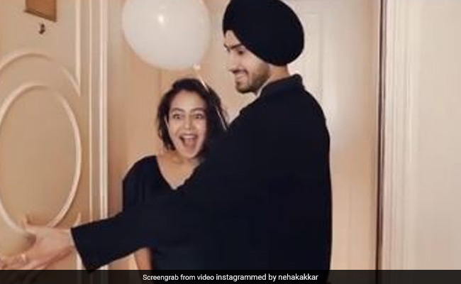 नेहा कक्कड़ और रोहनप्रीत की शादी को एक महीना हुआ पूरा, तो पति ने दिया ये बड़ा सरप्राइज- देखें Video