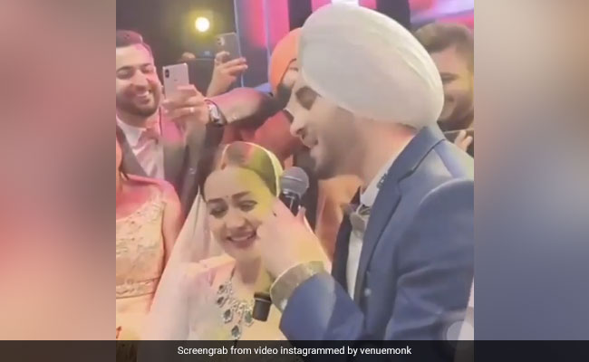 रोहनप्रीत का रोमांटिक गाना सुन Neha Kakkar बोलीं 'इसका मतलब समझाओ', तो यूं मिला जवाब- देखें Video