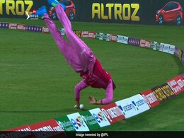 Womens T20 Challenge 2020 Final: महिला खिलाड़ी ने की गजब की फील्डिंग, सुपर वुमन बनकर ऐसे बचाया चौका..देखें Video Womens T20 Challenge 2020 Final: महिला खिलाड़ी ने की गजब की फील्डिंग, सुपर वुमन बनकर ऐसे बचाया चौका..देखें Video