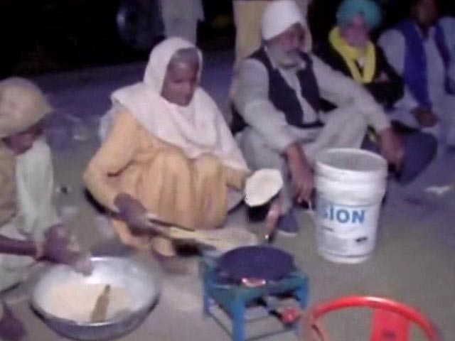 Families of Farmers Prep to Stay Night at Delhi Border, Cook Food on Street