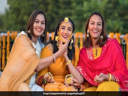 गीता-बबीता ने ऐसे लगाई बहन को हल्दी, देखें संगीता फोगाट की Haldi सेरेमनी की Latest Photos गीता-बबीता ने ऐसे लगाई बहन को हल्दी, देखें संगीता फोगाट की Haldi सेरेमनी की Latest Photos
