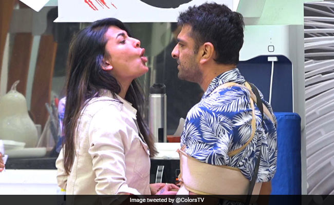 <i>Bigg Boss 14</i> Written Update November 4, 2020: Eijaz Khan And Pavitra Punia's Fight Gets Worse