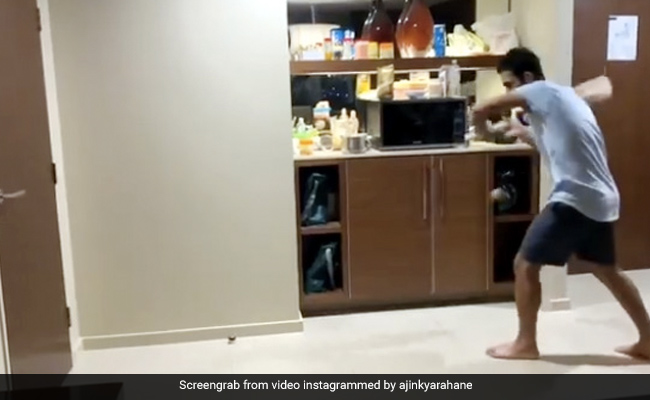 अजिंक्य रहाणे ने होटल के कमरे में की प्रैक्टिस, शिखर धवन ने किया Troll, बोले- 'क्या फायदा भाई...' - देखें Video