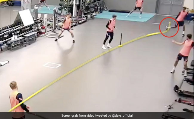 बल्लेबाज ने मारा शॉट, तो फुटबॉलर ने पकड़ा हैरतअंगेज कैच, पैर से उछाल ऐसे लपकी गेंद - देखें Video