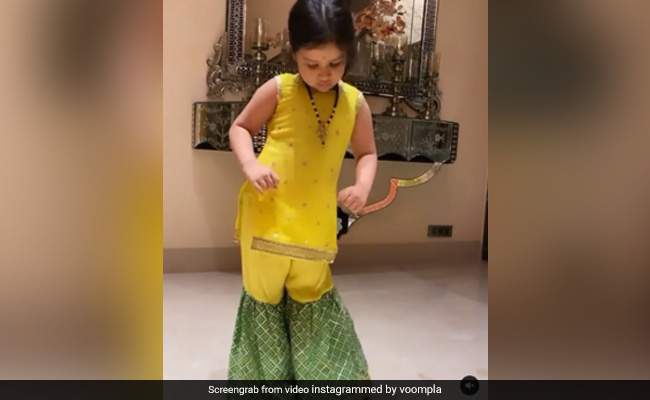 धोनी की बेटी जीवा ने शरारा पहन क्यूट अंदाज में किया डांस, वायरल हुआ Video