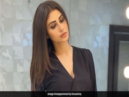 मौनी रॉय ने ब्लैक कलर के आउटफिट में दिखाया दिलकश अंदाज, वायरल हुईं Photos मौनी रॉय ने ब्लैक कलर के आउटफिट में दिखाया दिलकश अंदाज, वायरल हुईं Photos