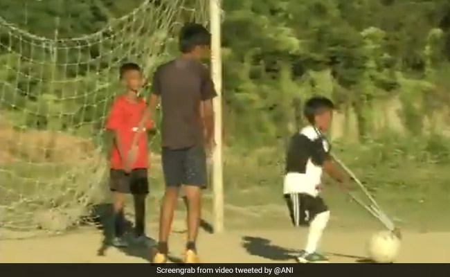 बैसाखी के सहारे फुटबॉल खेलता है यह बच्चा, साइकिल चलाना भी खुद सीख लिया, लोग बोले- 'रियल हीरो' - देखें Video