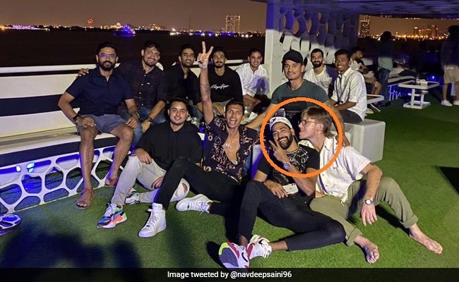 मोहम्मद सिराज के साथ ब्रोरोमांस करते दिखे एडम जंपा, तो लोगों ने कहा, 'अब स्टोइनिस का क्या होगा..'