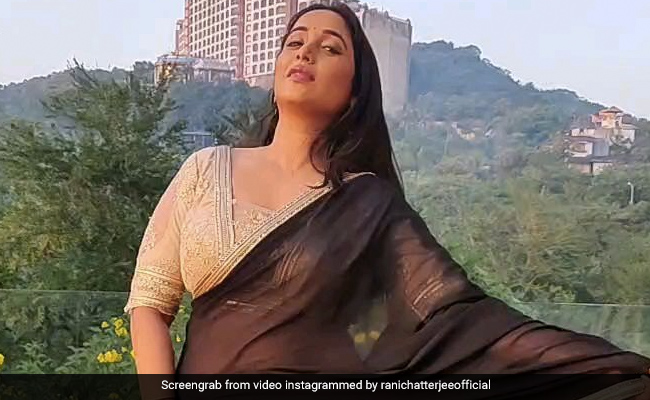 रानी चटर्जी ने काली साड़ी में 'दिल तो पागल है' के सॉन्ग पर छत पर किया डांस, देखें Video