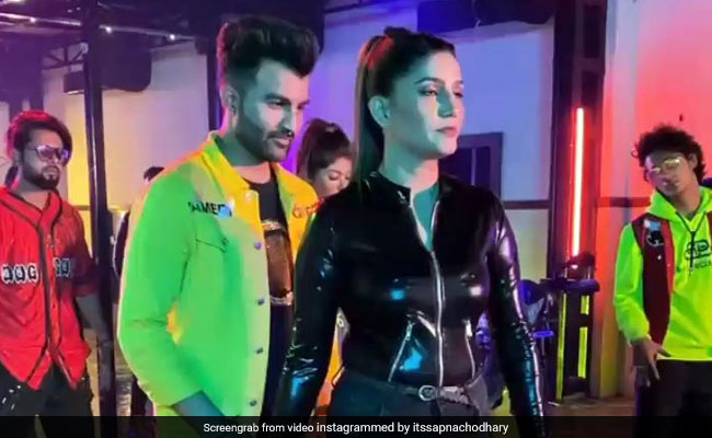 Sapna Choudhary ने 'तेरी आंख्या का यो काजल मार गया' पर किया मॉडर्न अंदाज में डांस, Video की धूम