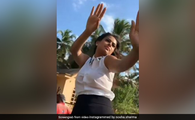 निया शर्मा ओपन कार में मस्ती करती आईं नजर, 'जरा होले-होले चलो मोरे साजना' पर करने लगीं डांस- देखें Video