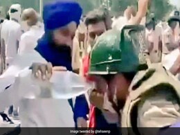 Farmers Protest: जवान को पानी पिलाता दिखा किसान, तहसीन पूनावाला बोले- ये हैं मेरे किसान और मेरी पुलिस.. Farmers Protest: जवान को पानी पिलाता दिखा किसान, तहसीन पूनावाला बोले- ये हैं मेरे किसान और मेरी पुलिस..