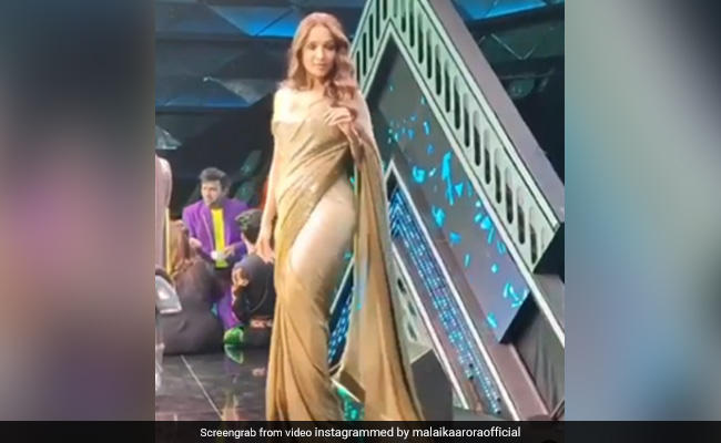 गोल्डन साड़ी पहन मलाइका अरोड़ा ने यूं लगाए ठुमके, फैंस ने कहा- देसी गर्ल... वायरल हुआ Video