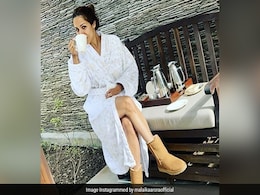Malaika Arora व्हाइट रोब में एंजॉय कर रही थीं हॉट कप्पा, तभी करीना कपूर ने क्लिक कर ली Photo और फिर... Malaika Arora व्हाइट रोब में एंजॉय कर रही थीं हॉट कप्पा, तभी करीना कपूर ने क्लिक कर ली Photo और फिर...