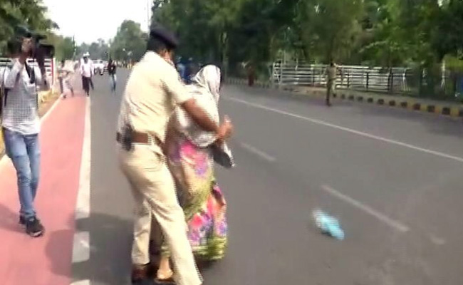 बेटी को न्याय नहीं मिलने से नाराज दंपति ने ओडिशा विधानसभा के सामने किया आत्मदाह का प्रयास