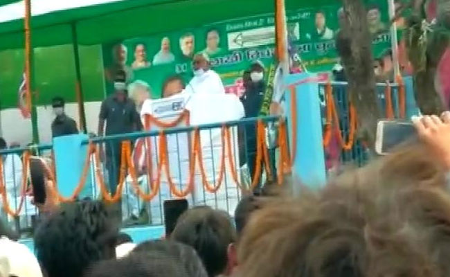 बिहार में नीतीश की सभा के दौरान फेंके गए प्&zwj;याज, सीएम बोले-खूब फेंको, फेंकते रहो