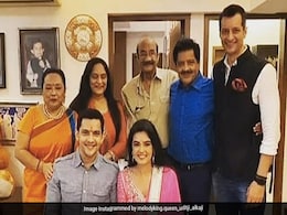 आदित्य नारायण की शादी की तैयारियां शुरू, रोका सेरेमनी में फैमिली के साथ आए नजर आदित्य नारायण की शादी की तैयारियां शुरू, रोका सेरेमनी में फैमिली के साथ आए नजर