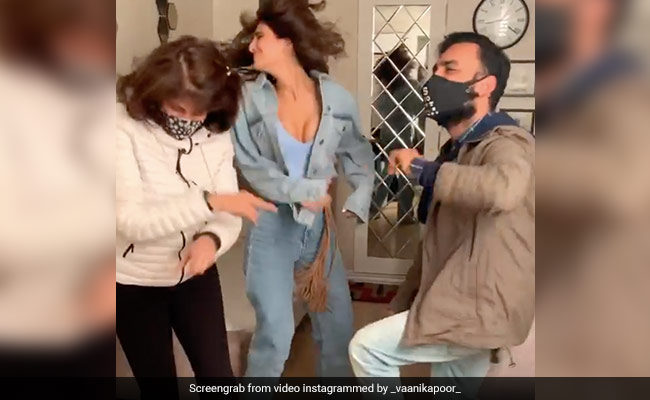 Bell Bottom एक्ट्रेस  वाणी कपूर ने फिल्म के सेट पर अपने दोस्तों के साथ किया धमाकेदार डांस, देखें Video