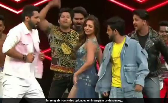 Malaika Arora ने अर्जुन कपूर के 'हुआ छोकरा जवान' गाने पर मचा दिया तहलका, Video में दिखा जबरदस्त अंदाज
