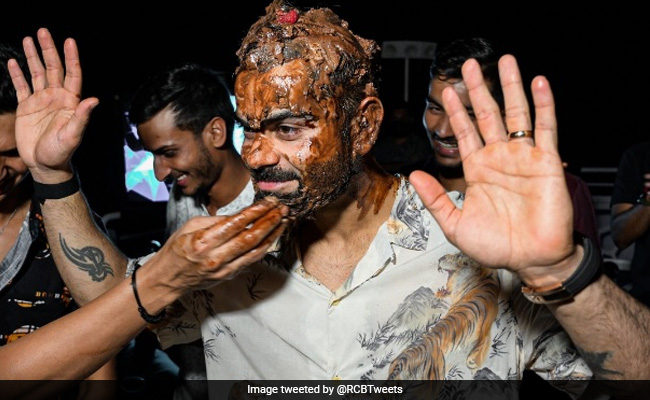 विराट कोहली ने ऐसे मनाया अपना बर्थडे, RCB टीम के खिलाड़ियों ने खेली केक की होली..देखें Video