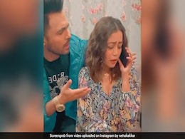 नेहा कक्कड़ फोन पर कर रही थीं बात, तो टोनी कक्कड़ करने लगे परेशान- देखें वायरल Video नेहा कक्कड़ फोन पर कर रही थीं बात, तो टोनी कक्कड़ करने लगे परेशान- देखें वायरल Video