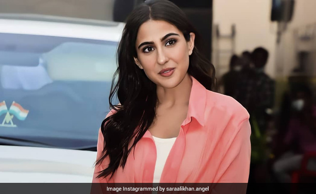 Sara Ali Khan's Reply To A Paparazzo Who Asked Her To Do The "Namaste Pose"